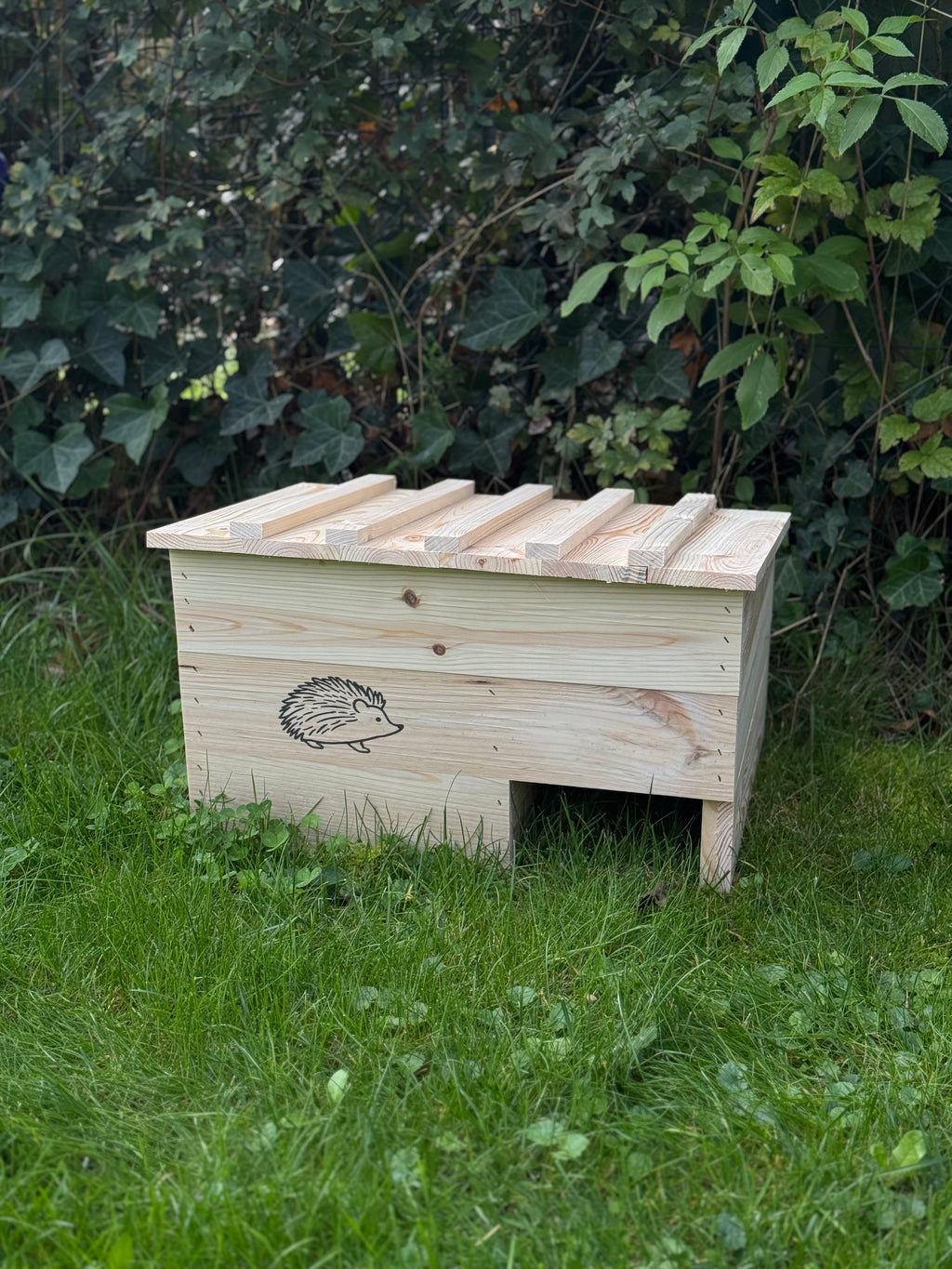 Igelhaus Kiefer Massivholz Handgemacht Natur Outdoor Garten Holzschutz Umweltfreundlich
