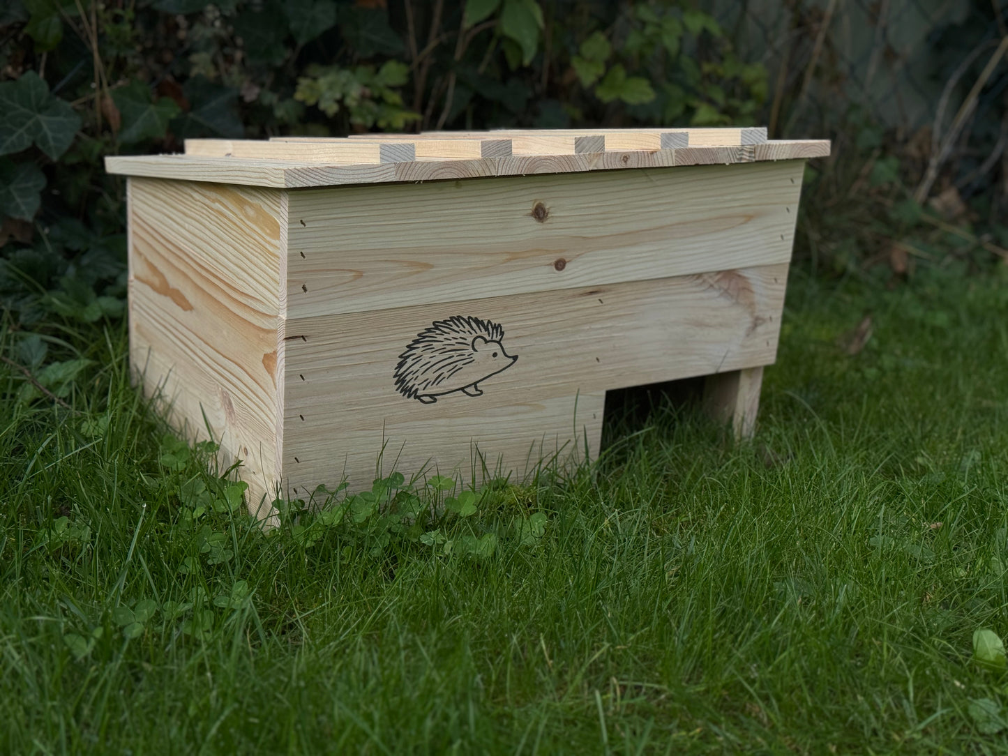 Igelhaus Kiefer Massivholz Handgemacht Natur Outdoor Garten Holzschutz Umweltfreundlich