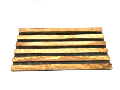 Schneidebrett aus Olivenholz mit Krümelrillen – ca. 40 x 20 cm – auch als Topfuntersetzer nutzbar