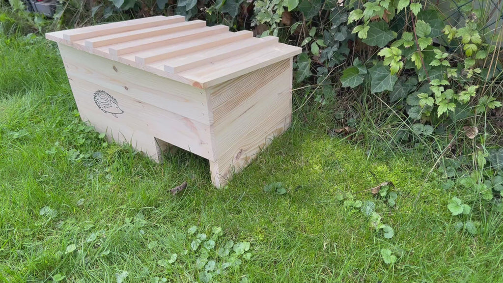 Igelhaus Kiefer Massivholz Handgemacht Natur Outdoor Garten Holzschutz Umweltfreundlich